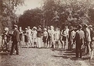 Photo d'un groupe immobile au milieu d'un chemin.