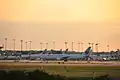 Plusieurs avions au terminal le soir.