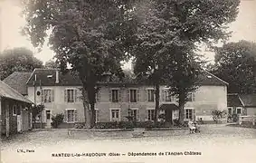 Dépendances de l'ancien château de Nanteuil, vers 1900.