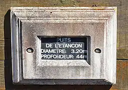 Inscriptions : diamètre = 3,2 mètres, profondeur = 44 mètres.