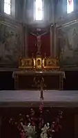 L'autel recouvert de l'antependium en cuir de Cordoue et le tabernacle à ailes. Sur les ailes du tabernacle sont représentées : à gauche, la Visitation et à droite, l'Annonciation.