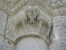 Éléphants sur un chapiteau de l'église de Surgères.