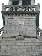 Détail de la base du clocher, avec le symbole ducal