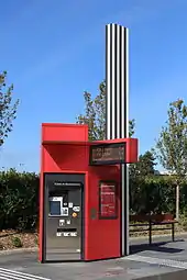  Vu sur le totem à bandes noires et blanches d'une station de tram.