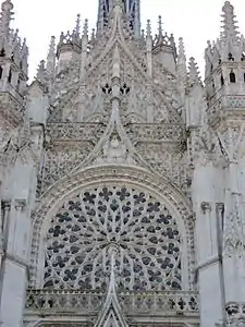 Façade nord du transept. La décoration extérieure, aussi exubérante que délicate, relève du gothique flamboyant.