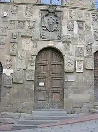 Détail de la façade d'une maison médiévale, le palais prétorien.