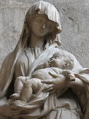 Photo en détail de la statue de Notre-Dame-du-Vœu