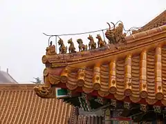 Décorations de toiture en terre cuite.