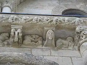 Visages sur l'église de Surgères.