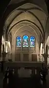 L'autel et le chœur, avec les trois vitraux au fond.