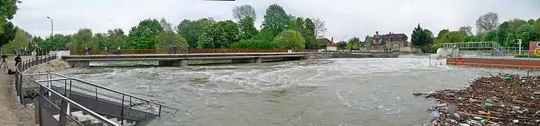 Le déversoir pendant la crue du 8 mai 2013.