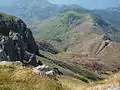 Sommet du dôme de Barrot avec son abrupt calcaire du Trias (t2b) et, vers le sud-ouest, les pélites rouges du Permien.