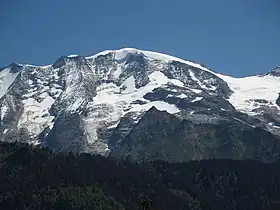 Le glacier de Covagnet dominé par les dômes de Miage vus depuis Saint-Nicolas-de-Véroce au nord-ouest.