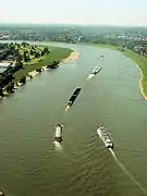 Trafic fluvial à hauteur de Düsseldorf.
