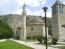 La mosquée de Hadži Ahmed Dukatar avec la Tour de l'Horloge, 1562-1574 ; tour plus tardive.