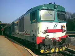 La D.445.1048 en transit en gare de Feltre tractant une rame voyageurs.