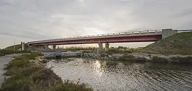 Le pont de la D 612 en bordure du site