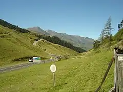 350 m après le col de Peyresourde, la D117 montant à gauche vers Peyresourde-Balestas (Peyragudes).