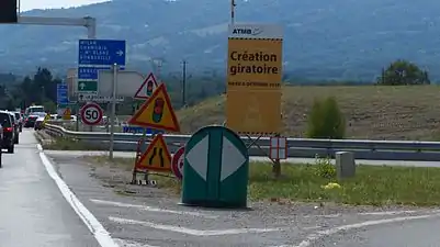 Balise J14a de petit modèle à l'intersection de la D903 et de l'autoroute A40 en Haute-Savoie.