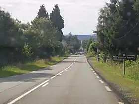 La route départementale 941 au lieu-dit Les Maisons Rouges en direction de Pontgibaud