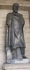 Statue d'un Dace en marbre gris (2).