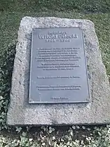 Plaque commémorative à Koryznówce w Nowym Wiśniczu⇔.