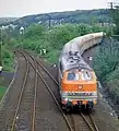 Livrée orange assortie aux voitures d'un train régional.