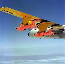 Avion de contrôle de drones Lockheed DC-130 portant deux drones cibles BQM-34 Firebee