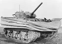 "photo noir et blanc d’un char militaire avec une jupe au-dessus des chenilles