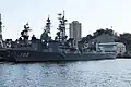 Deux destroyers japonais le 1er janvier 2009 au port, celui au premier plan est de la classe Murasame.
