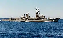 Photographie en couleurs d'un destroyer en mer commandé par Burrell.