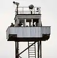 Une tour d'observation métallique pouvant accueillir trois gardes. Certaines tours de ce type étaient semi-portables et pouvaient être déplacées dans de nouveaux secteurs lorsque cela était nécessaire