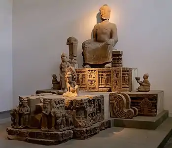 Bouddha du vihara (la pose des mains est un emprunt à la Chine des Tang) et assemblée bouddhique. À droite, moine porteur d'offrande. Fragments, Đồng Dương. Fin IXe - début Xe siècle.Musée de Đà Nẵng