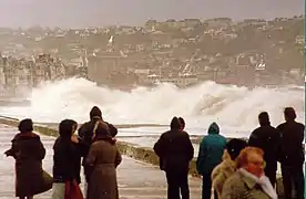 Coup de vent en 1990 : bien en retrait, les Mersois assistent au spectacle de la mer déchaînée.