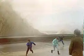 De nouveau en 1990 face à la gare SNCF du Tréport, quand il est encore possible de rester si près de la mer.