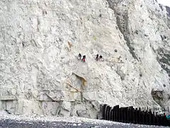 En novembre 2006, des alpinistes spécialistes des sites sensibles sécurisent la falaise avant le début des derniers travaux. Des blocs instables sont retirés, des grillages posés.