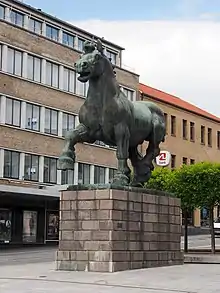 Statue vue de face d'un cheval de trait au trot.