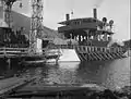 Un train en charge sur le ferry (1909)