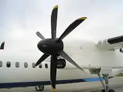 Hélice Dowty Rotol hexapale en forme de cimeterre montée sur un Bombardier Q400-Dash 8 de Croatia Airlines.