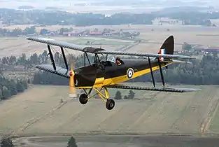 Photographie d'un avion biplan en vol.