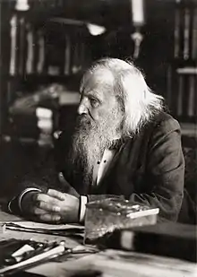 Photographie en noir et blanc de Dmitri Mendeleïev.