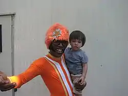 Lance Robertson (alias DJ Anthoney Goulbourne de Yo Gabba Gabba!) posant avec un jeune fan.