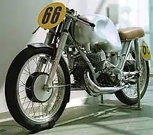 Photo d'une moto de course exposée dans un musée.