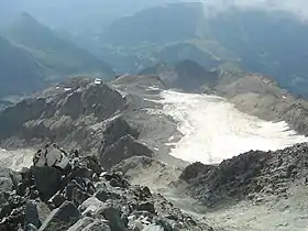 Vue depuis le refuge du Goûter en direction du val Montjoie avec le glacier de Tête-Rousse en contrebas.