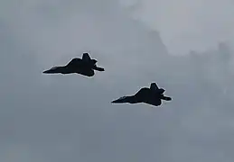 Deux Raptors dans le ciel de la base.