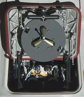 Cette trappe ouverte une fois le vaisseau en orbite dévoile le système utilisé par le bras Canadarm 2 pour agripper le vaisseau ainsi qu'un viseur d'étoiles utilisé pour la navigation.