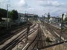 Vue du pont de la D30 entre Drancy et le Bourget avec, à gauche, la rue de la Station (Drancy), au centre, les voies ferrées et le quartier de la rue de la Butte (Drancy) et, à droite, la gare du Bourget.