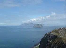 Mosken, vue depuis l'île de Værøy ; en arrière-plan, Moskenesøya.