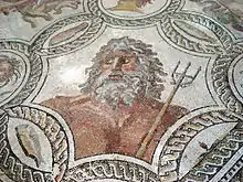 Neptune (Poséidon) barbu tenant son trident et entouré de poissons, détail de la Mosaïque des saisons d'époque romaine, Musée archéologique régional Antonio-Salinas, Palerme.