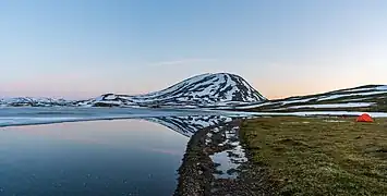 Le lac Slahpejávrre (sv), dans le parc national, en pleine nuit. Juillet 2019.